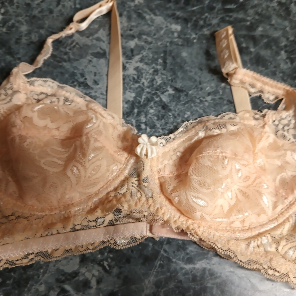 Source Unknown Cream Lace Bra with Scalloped Detailing